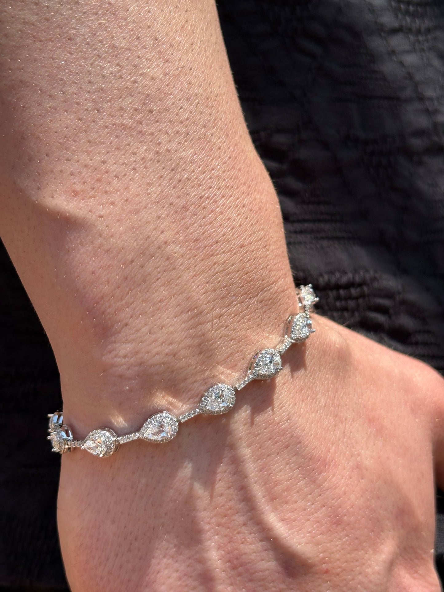 Bracciale in argento 925 con pietre a goccia in argento 925 con zirconi - Larù Gioielli (per Bracciali) Bracciale in argento 925 con pietre a goccia in argento 925 elegante - Larù Gioielli (per Collane) Bracciale in argento 925 con pietre a goccia in argento 925 luminosi - s
