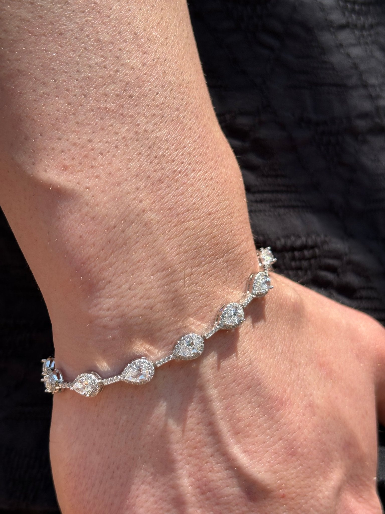Bracciale in argento 925 con pietre a goccia in argento 925 con zirconi - Larù Gioielli (per Bracciali) Bracciale in argento 925 con pietre a goccia in argento 925 elegante - Larù Gioielli (per Collane) Bracciale in argento 925 con pietre a goccia in argento 925 luminosi - s